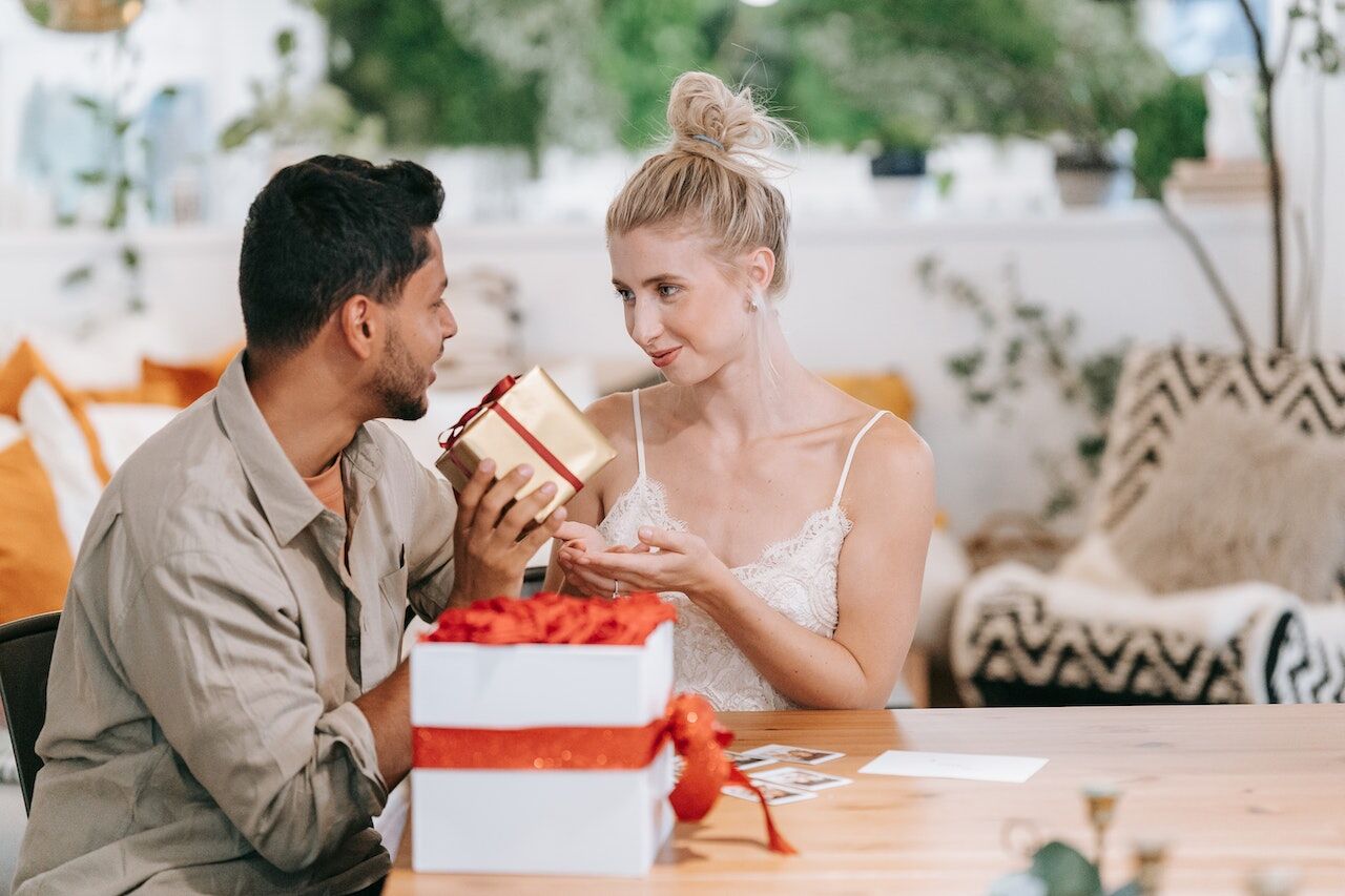 Gifting Items For Men To Choose For Their Better Half! 8 Things That Never Go Wrong!